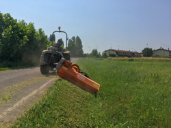 broyeur d accotement avec boitier intérieur pour tracteur fruitier deleks
