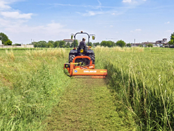 broyeur d accotement giraffa150 pour tracteur fruitier deleks